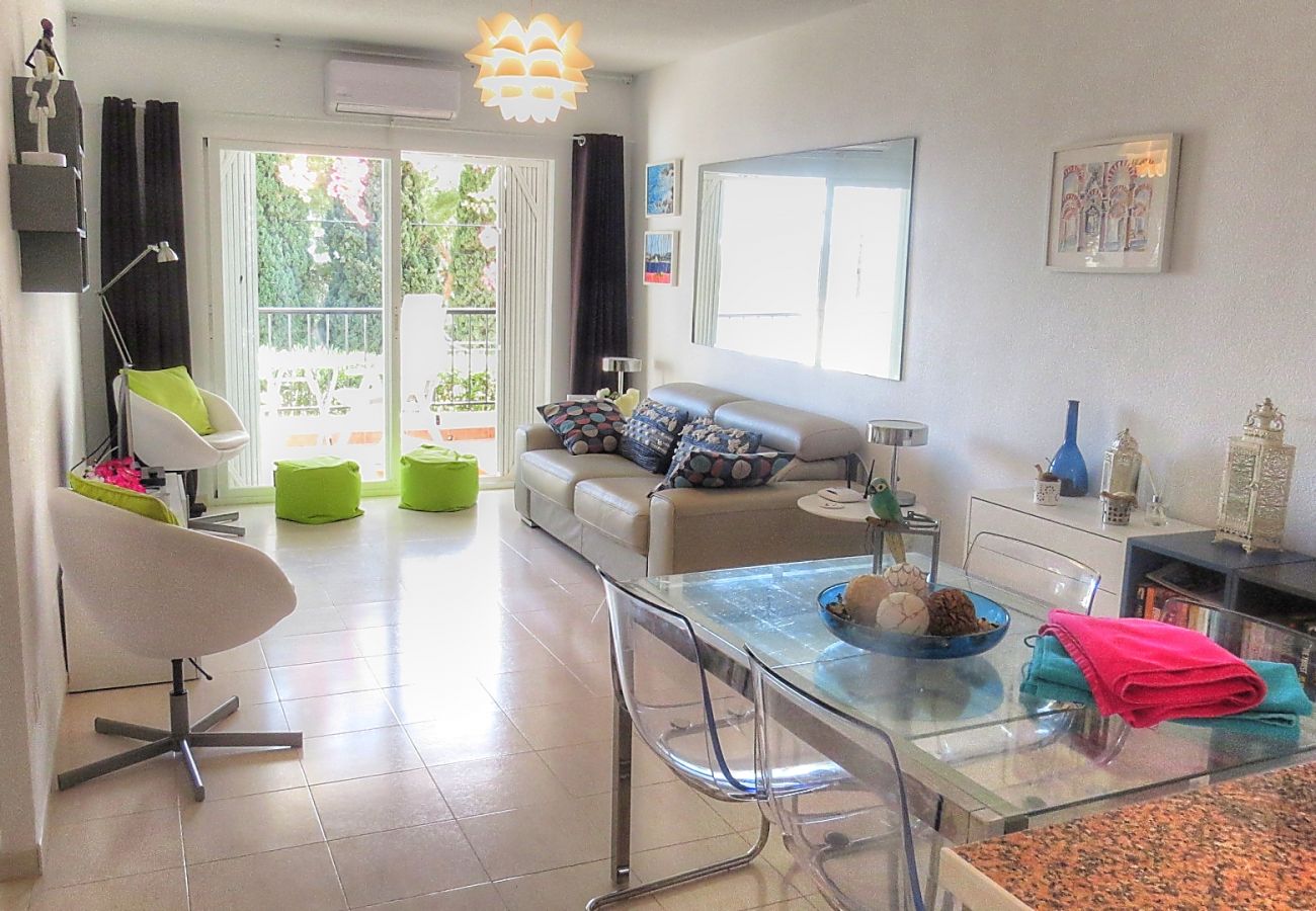 Apartamento en La Herradura - Apartamento con 2 dormitorios, vistas y piscina comunitaria