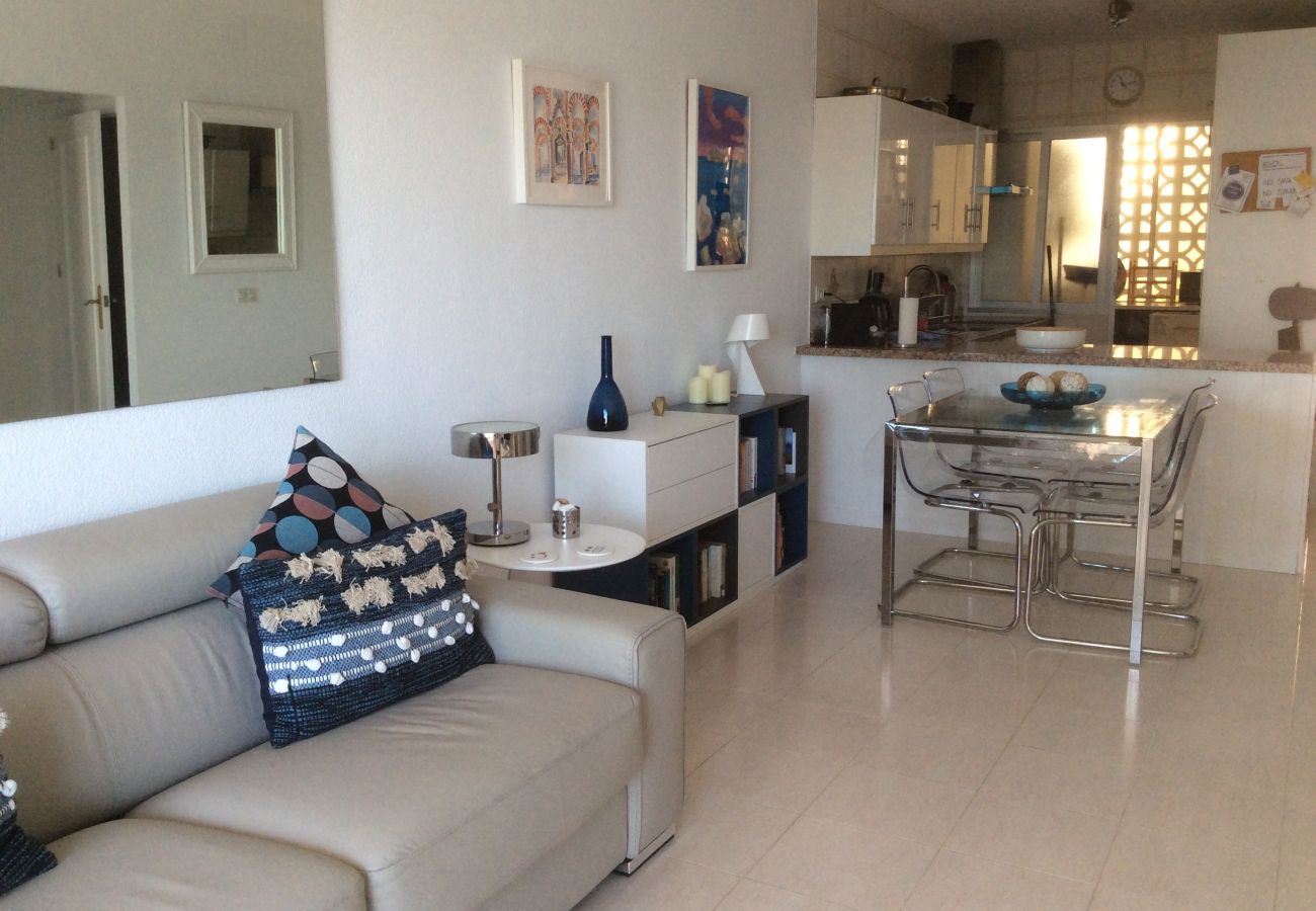 Apartamento en La Herradura - Apartamento con 2 dormitorios, vistas y piscina comunitaria