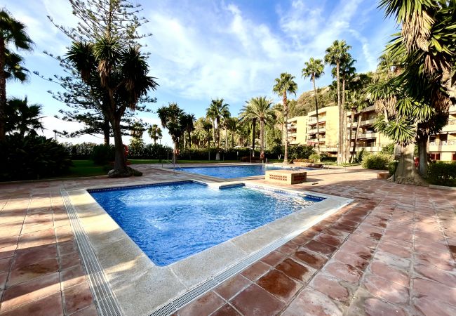 Apartamento en La Herradura - Apartamento cib 2 dormitorios a lado de la playa con piscina comunitaria