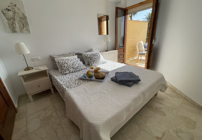 Apartamento en La Herradura - Apartamento cib 2 dormitorios a lado de la playa con piscina comunitaria