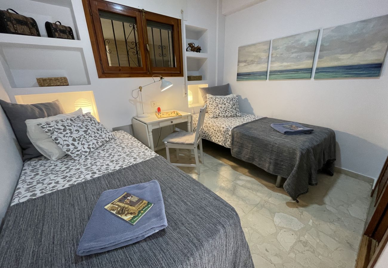 Apartamento en La Herradura - Apartamento cib 2 dormitorios a lado de la playa con piscina comunitaria