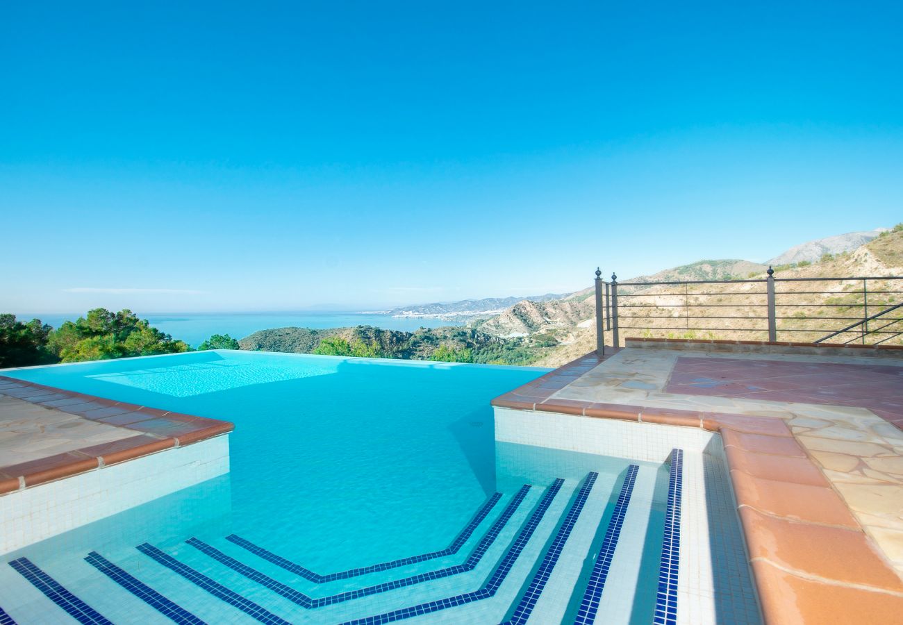 Villa en La Herradura - Impresionante villa de 5 dormitorios y 5 baños con impresionantes vistas y piscina infinita.
