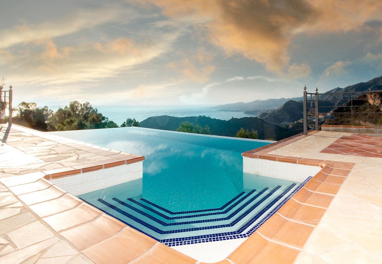 Villa en La Herradura - Impresionante villa de 5 dormitorios y 5 baños con impresionantes vistas y piscina infinita.