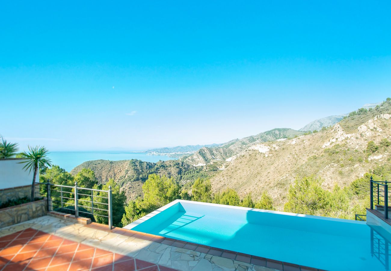 Villa en La Herradura - Impresionante villa de 5 dormitorios y 5 baños con impresionantes vistas y piscina infinita.