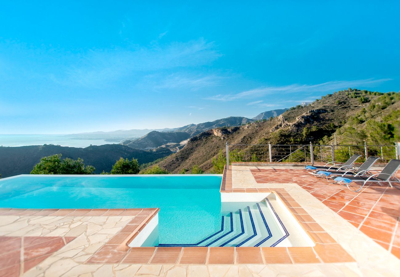 Villa en La Herradura - Impresionante villa de 5 dormitorios y 5 baños con impresionantes vistas y piscina infinita.