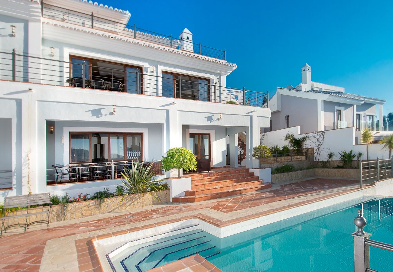 Villa en La Herradura - Impresionante villa de 5 dormitorios y 5 baños con impresionantes vistas y piscina infinita.