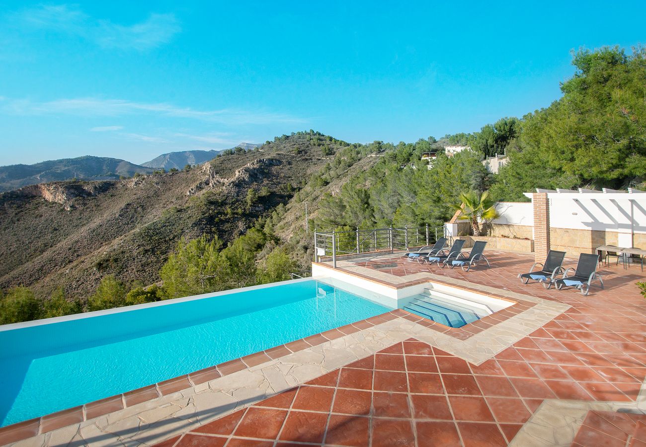 Villa en La Herradura - Impresionante villa de 5 dormitorios y 5 baños con impresionantes vistas y piscina infinita.