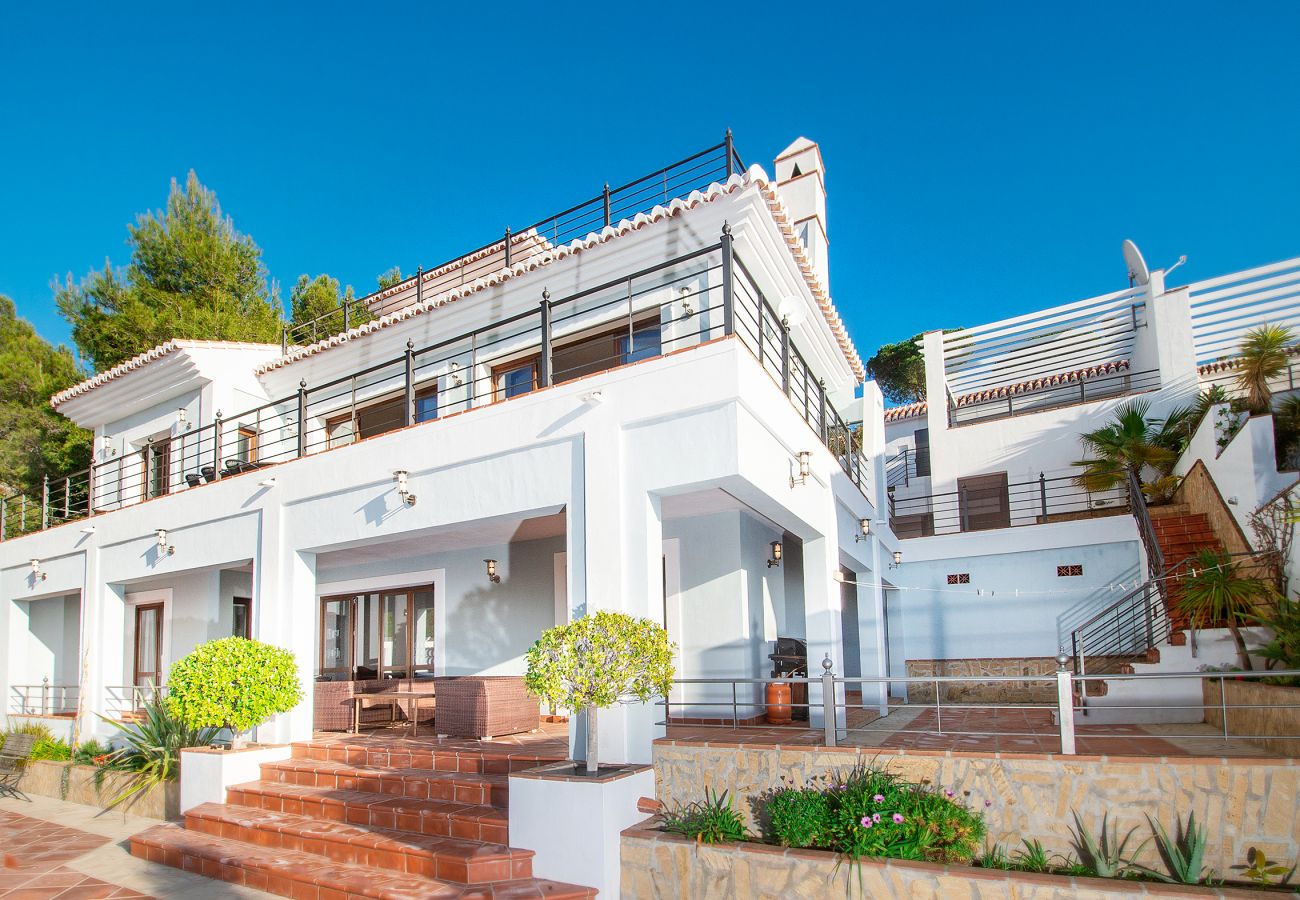 Villa en La Herradura - Impresionante villa de 5 dormitorios y 5 baños con impresionantes vistas y piscina infinita.