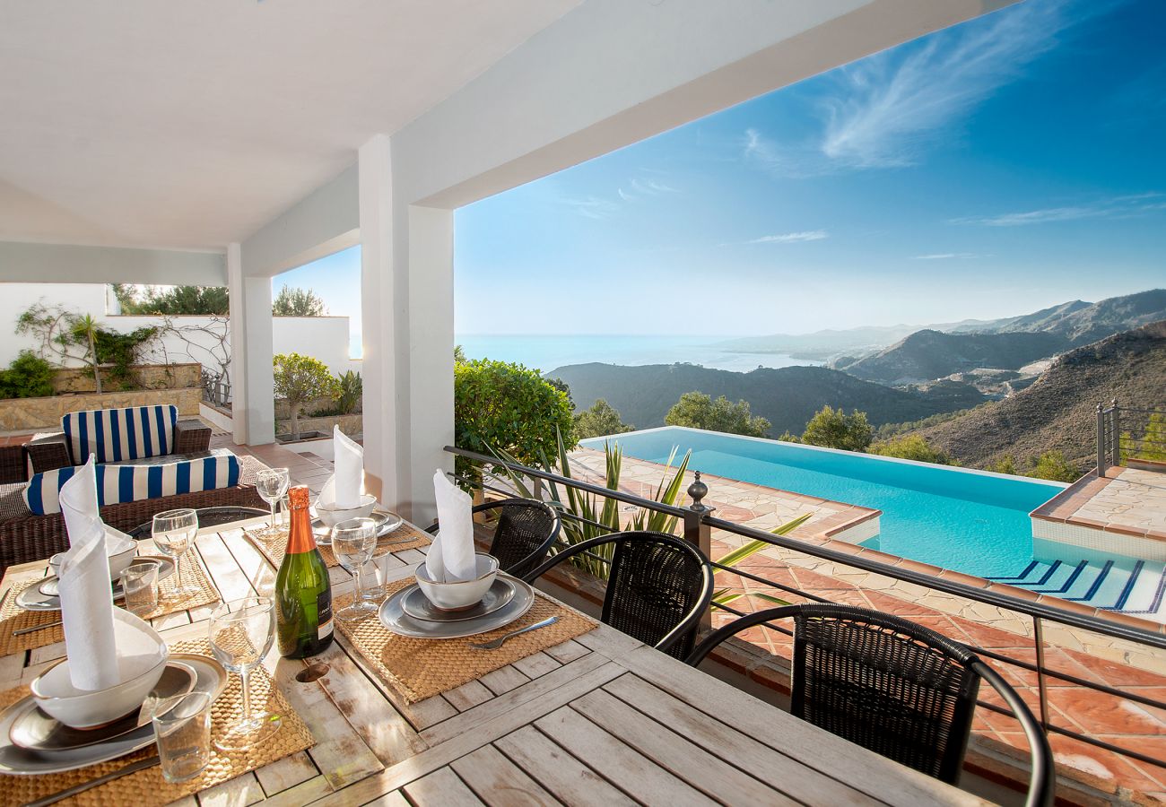 Villa en La Herradura - Impresionante villa de 5 dormitorios y 5 baños con impresionantes vistas y piscina infinita.