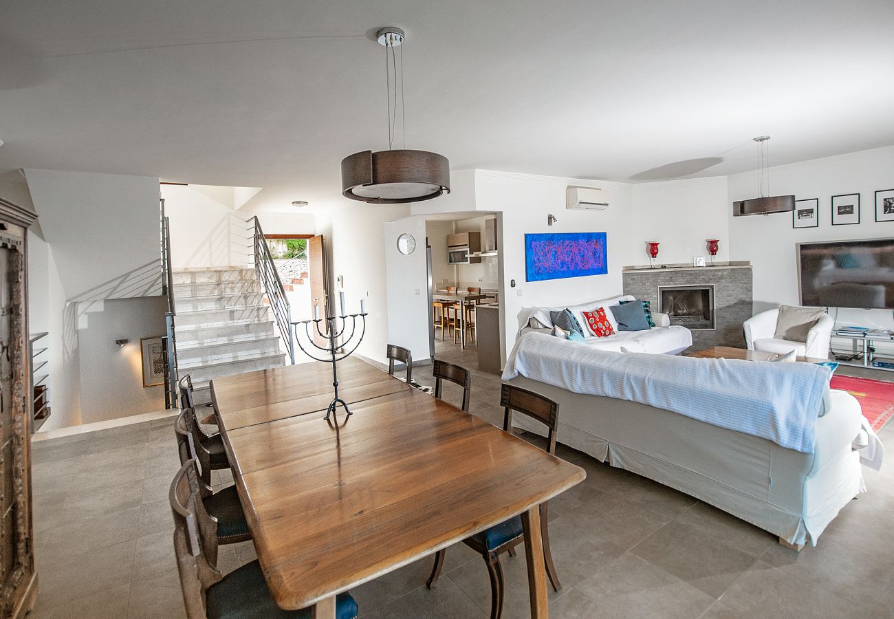 Villa en La Herradura - Impresionante villa de 5 dormitorios y 5 baños con impresionantes vistas y piscina infinita.