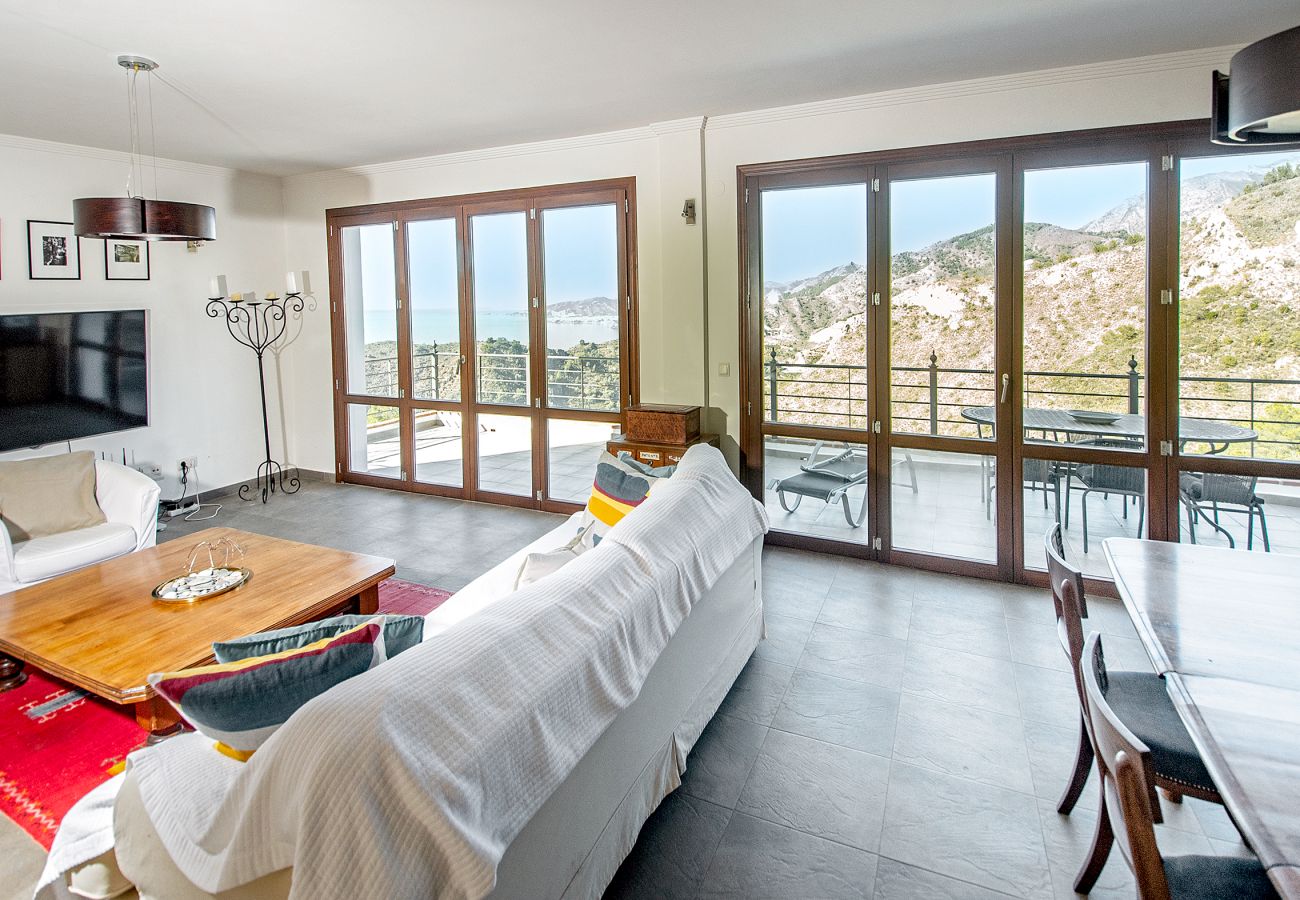Villa en La Herradura - Impresionante villa de 5 dormitorios y 5 baños con impresionantes vistas y piscina infinita.