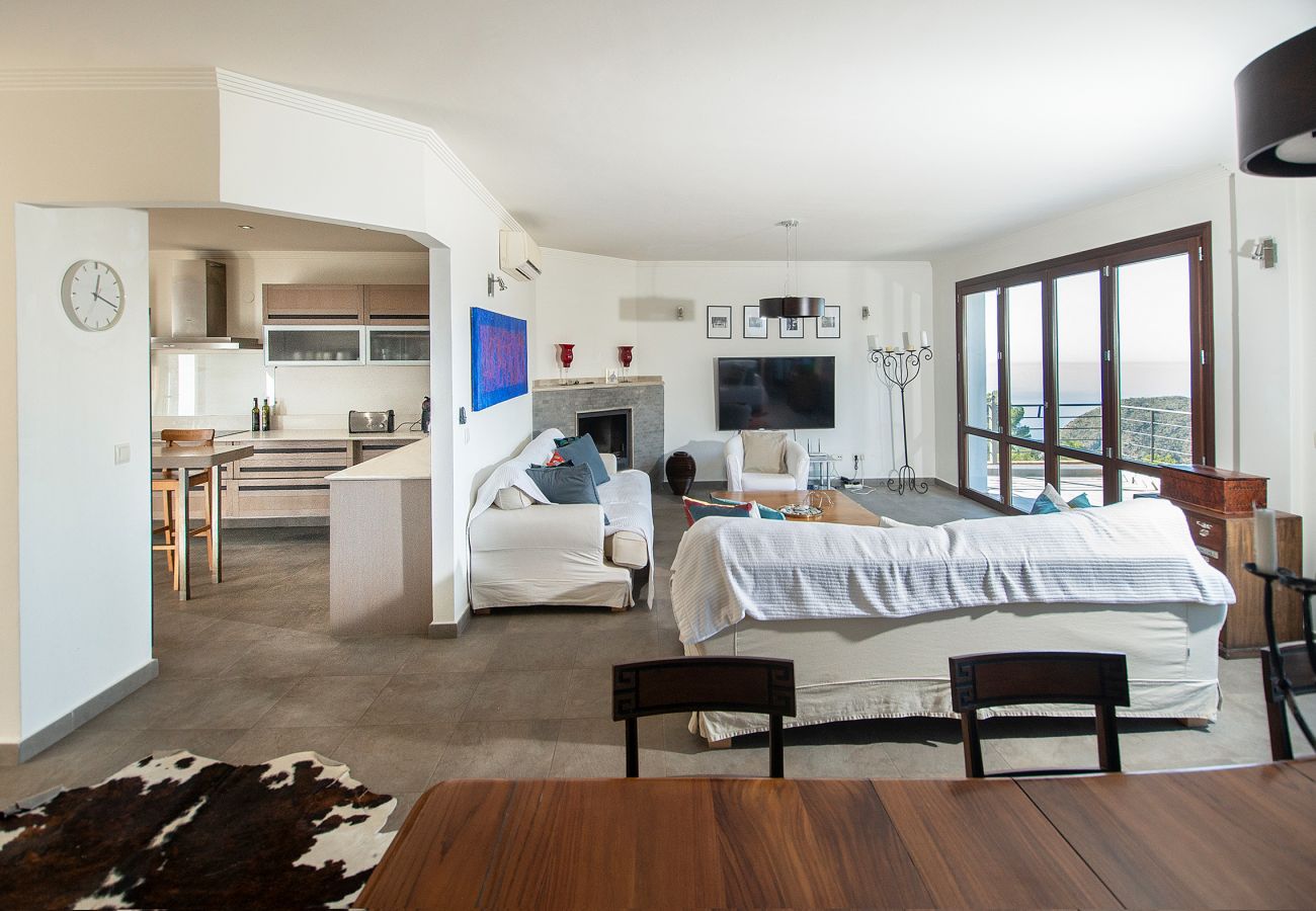 Villa en La Herradura - Impresionante villa de 5 dormitorios y 5 baños con impresionantes vistas y piscina infinita.