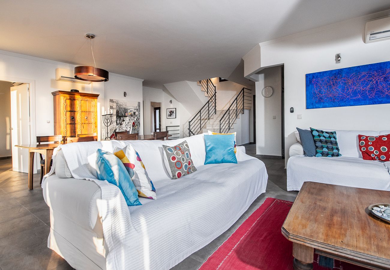 Villa en La Herradura - Impresionante villa de 5 dormitorios y 5 baños con impresionantes vistas y piscina infinita.