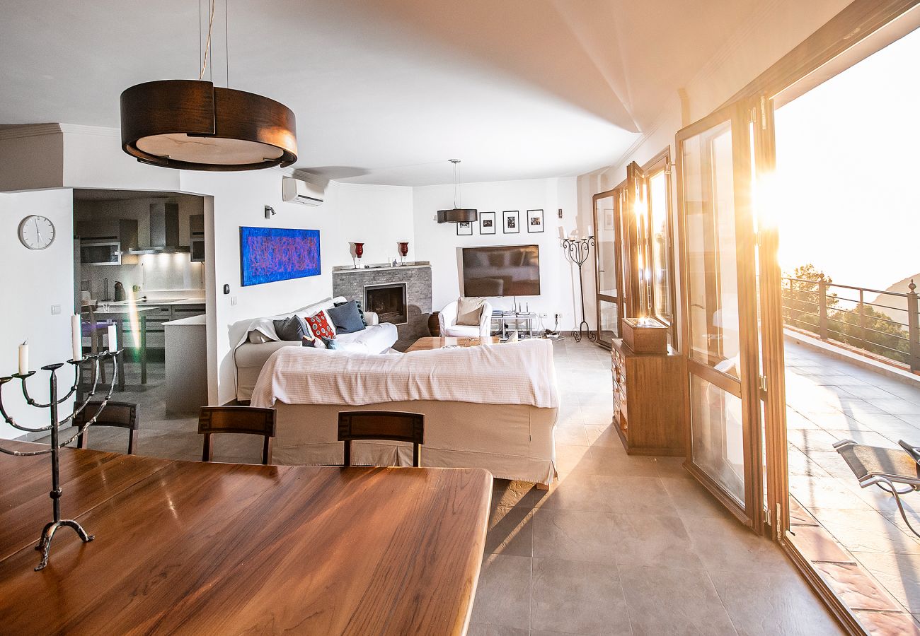 Villa en La Herradura - Impresionante villa de 5 dormitorios y 5 baños con impresionantes vistas y piscina infinita.