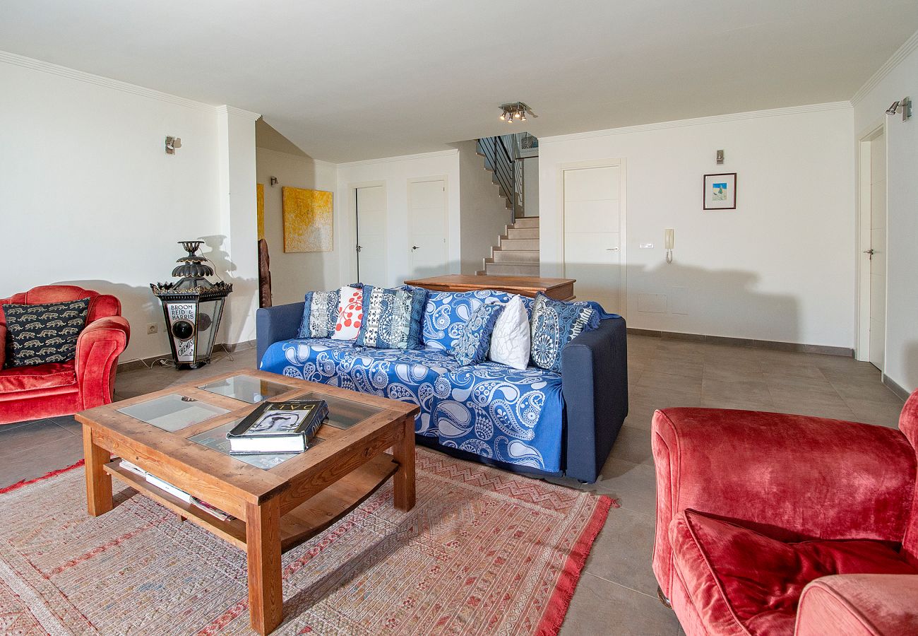 Villa en La Herradura - Impresionante villa de 5 dormitorios y 5 baños con impresionantes vistas y piscina infinita.