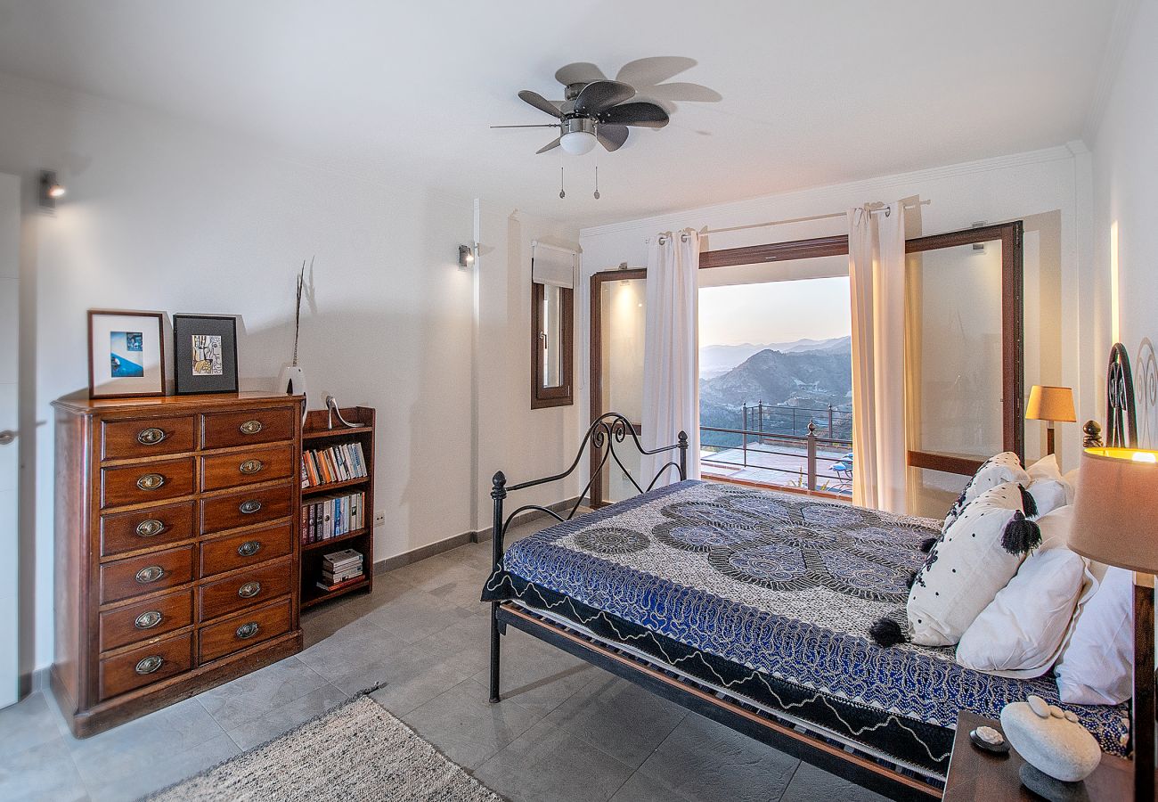 Villa en La Herradura - Impresionante villa de 5 dormitorios y 5 baños con impresionantes vistas y piscina infinita.