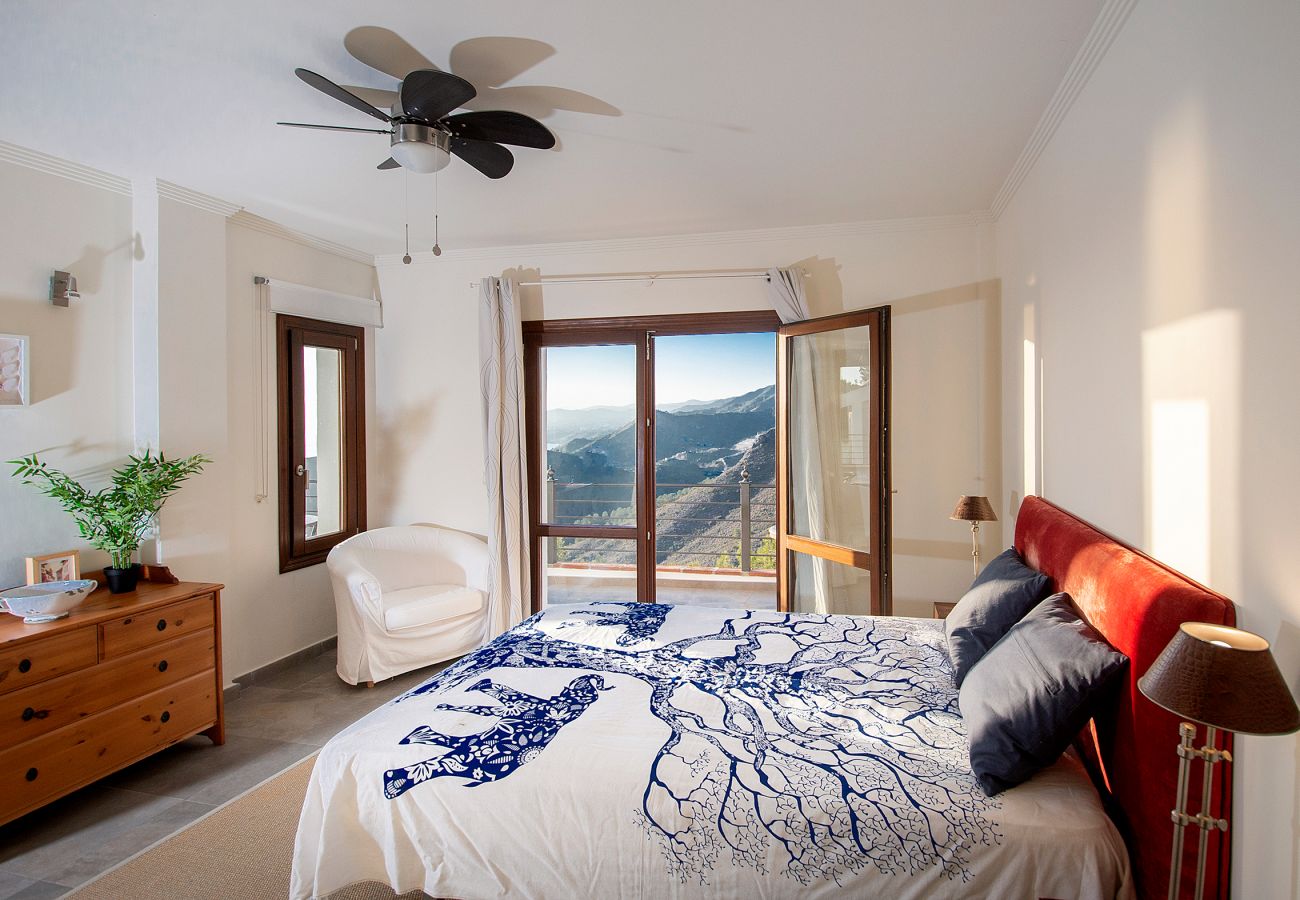 Villa en La Herradura - Impresionante villa de 5 dormitorios y 5 baños con impresionantes vistas y piscina infinita.