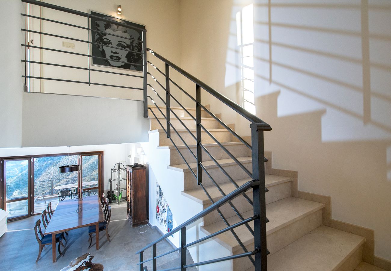 Villa en La Herradura - Impresionante villa de 5 dormitorios y 5 baños con impresionantes vistas y piscina infinita.