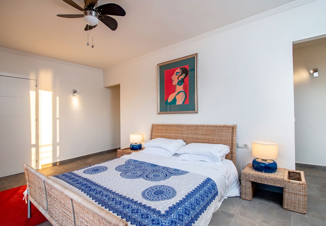Villa en La Herradura - Impresionante villa de 5 dormitorios y 5 baños con impresionantes vistas y piscina infinita.