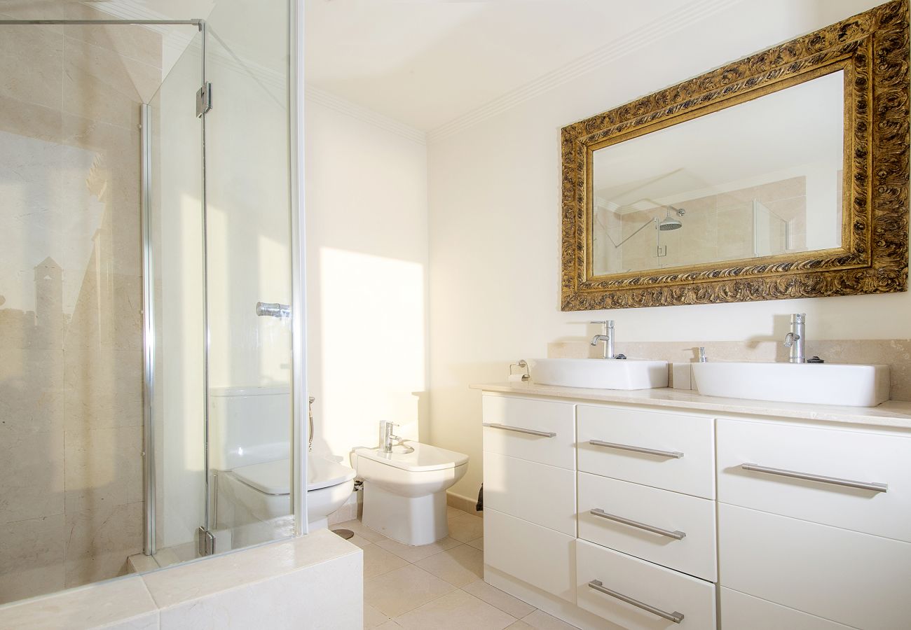 Villa en La Herradura - Impresionante villa de 5 dormitorios y 5 baños con impresionantes vistas y piscina infinita.