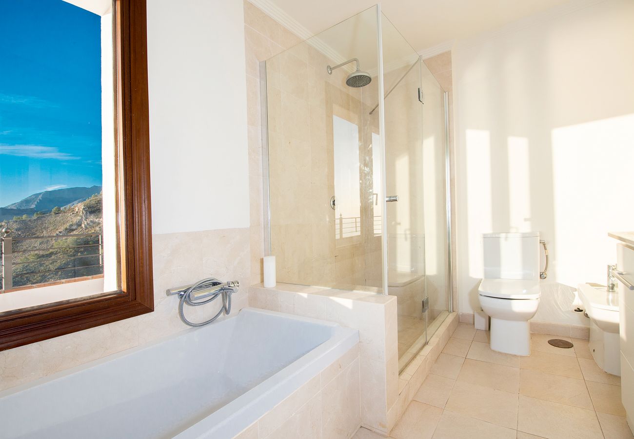 Villa en La Herradura - Impresionante villa de 5 dormitorios y 5 baños con impresionantes vistas y piscina infinita.