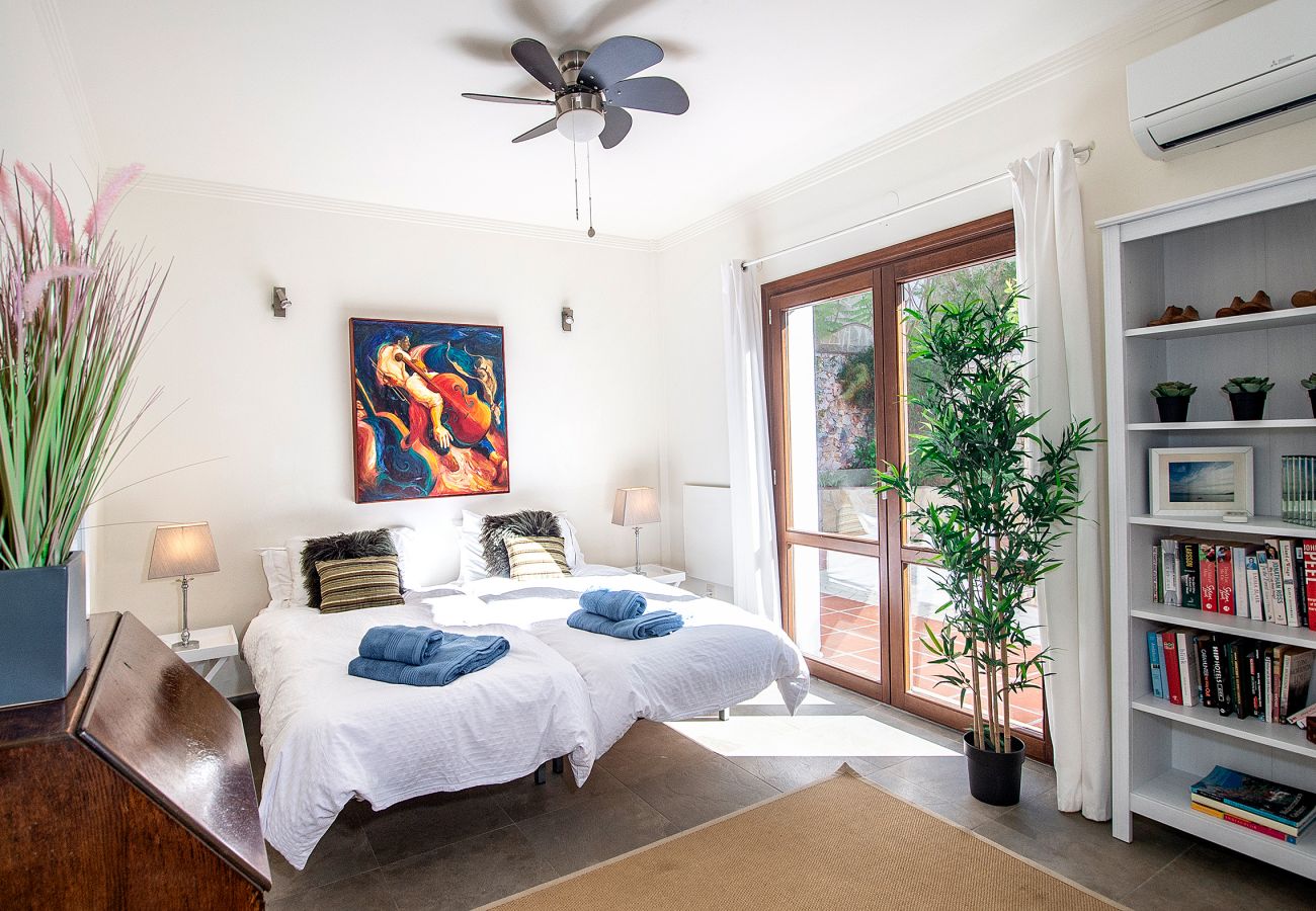 Villa en La Herradura - Impresionante villa de 5 dormitorios y 5 baños con impresionantes vistas y piscina infinita.