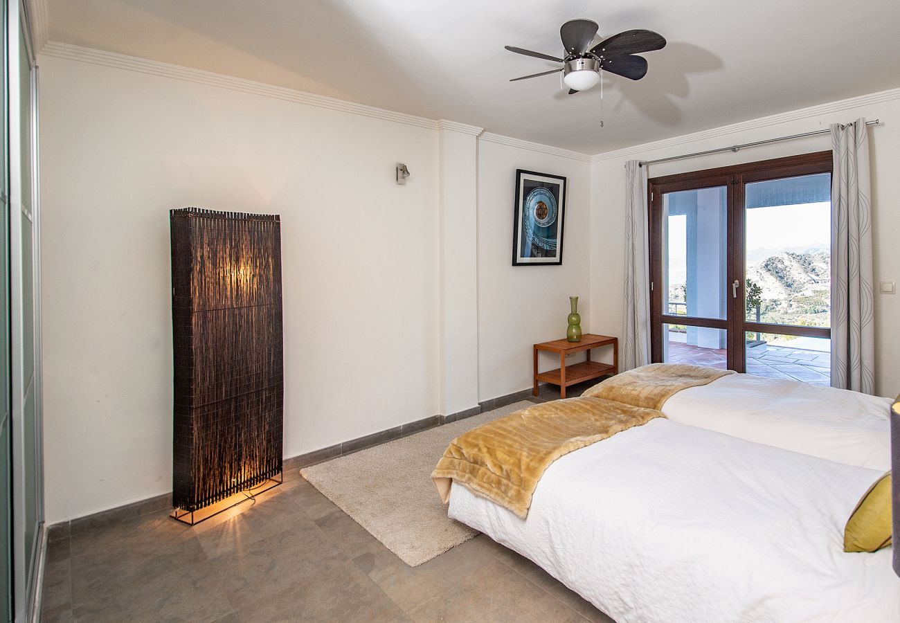 Villa en La Herradura - Impresionante villa de 5 dormitorios y 5 baños con impresionantes vistas y piscina infinita.