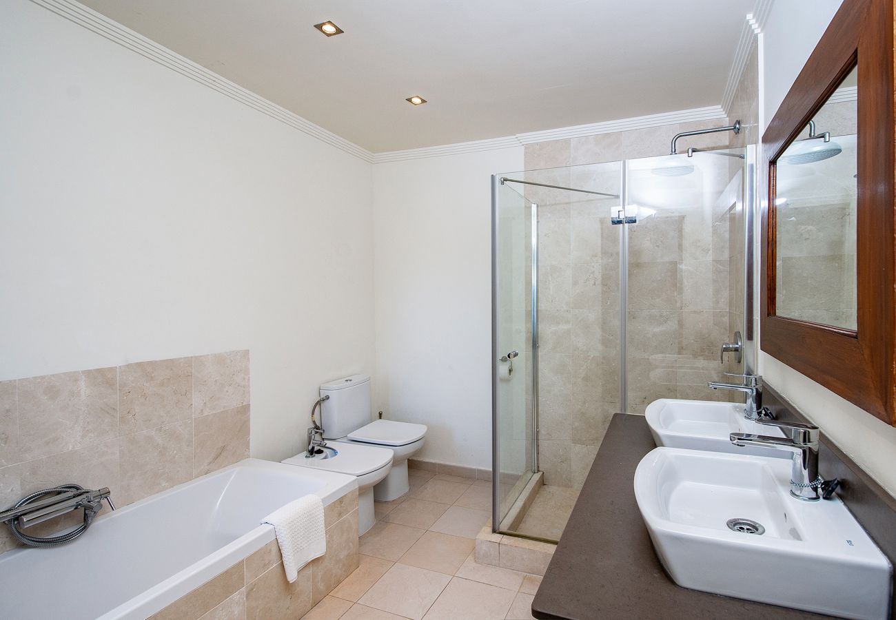 Villa en La Herradura - Impresionante villa de 5 dormitorios y 5 baños con impresionantes vistas y piscina infinita.