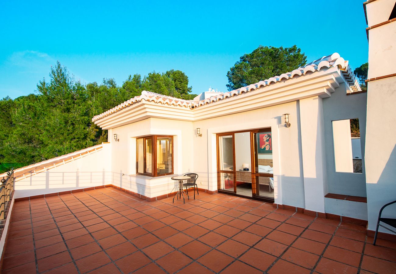 Villa en La Herradura - Impresionante villa de 5 dormitorios y 5 baños con impresionantes vistas y piscina infinita.