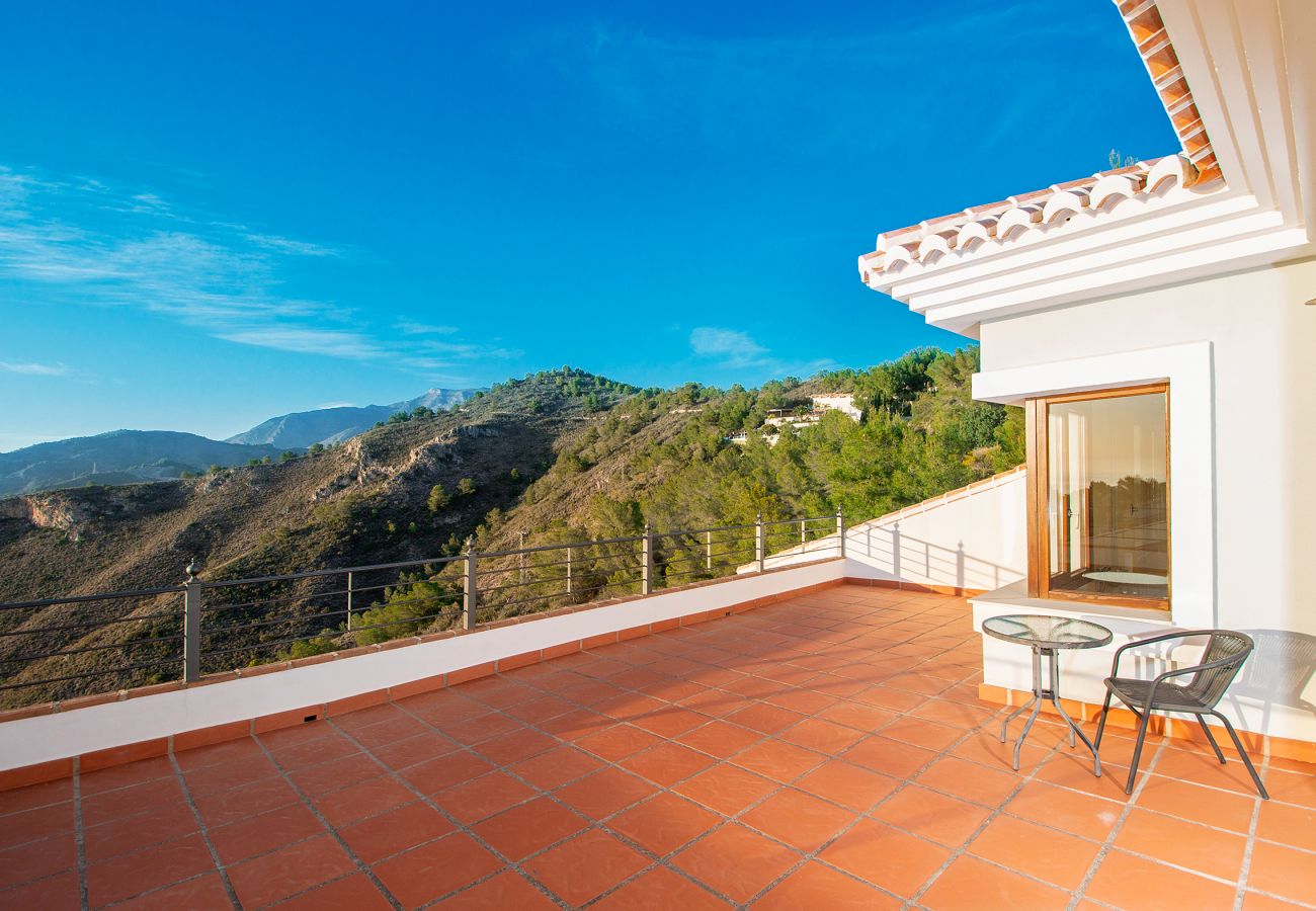Villa en La Herradura - Impresionante villa de 5 dormitorios y 5 baños con impresionantes vistas y piscina infinita.