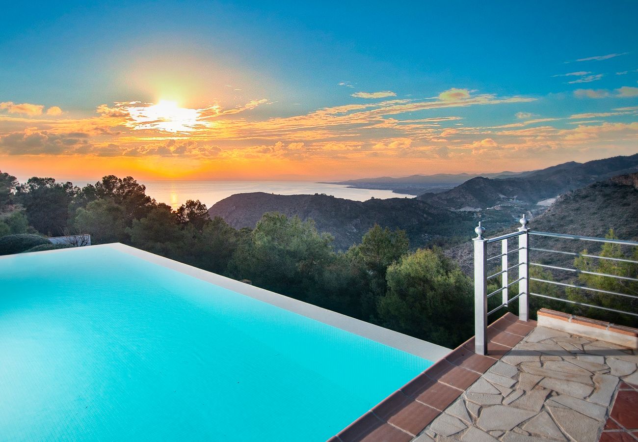 Villa en La Herradura - Impresionante villa de 5 dormitorios y 5 baños con impresionantes vistas y piscina infinita.