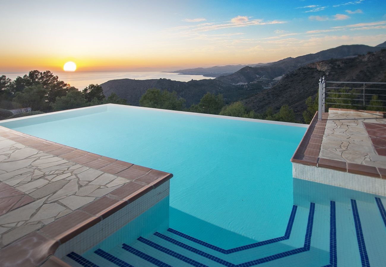 Villa en La Herradura - Impresionante villa de 5 dormitorios y 5 baños con impresionantes vistas y piscina infinita.