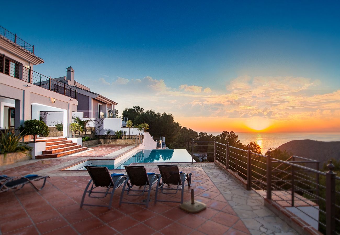 Villa en La Herradura - Impresionante villa de 5 dormitorios y 5 baños con impresionantes vistas y piscina infinita.