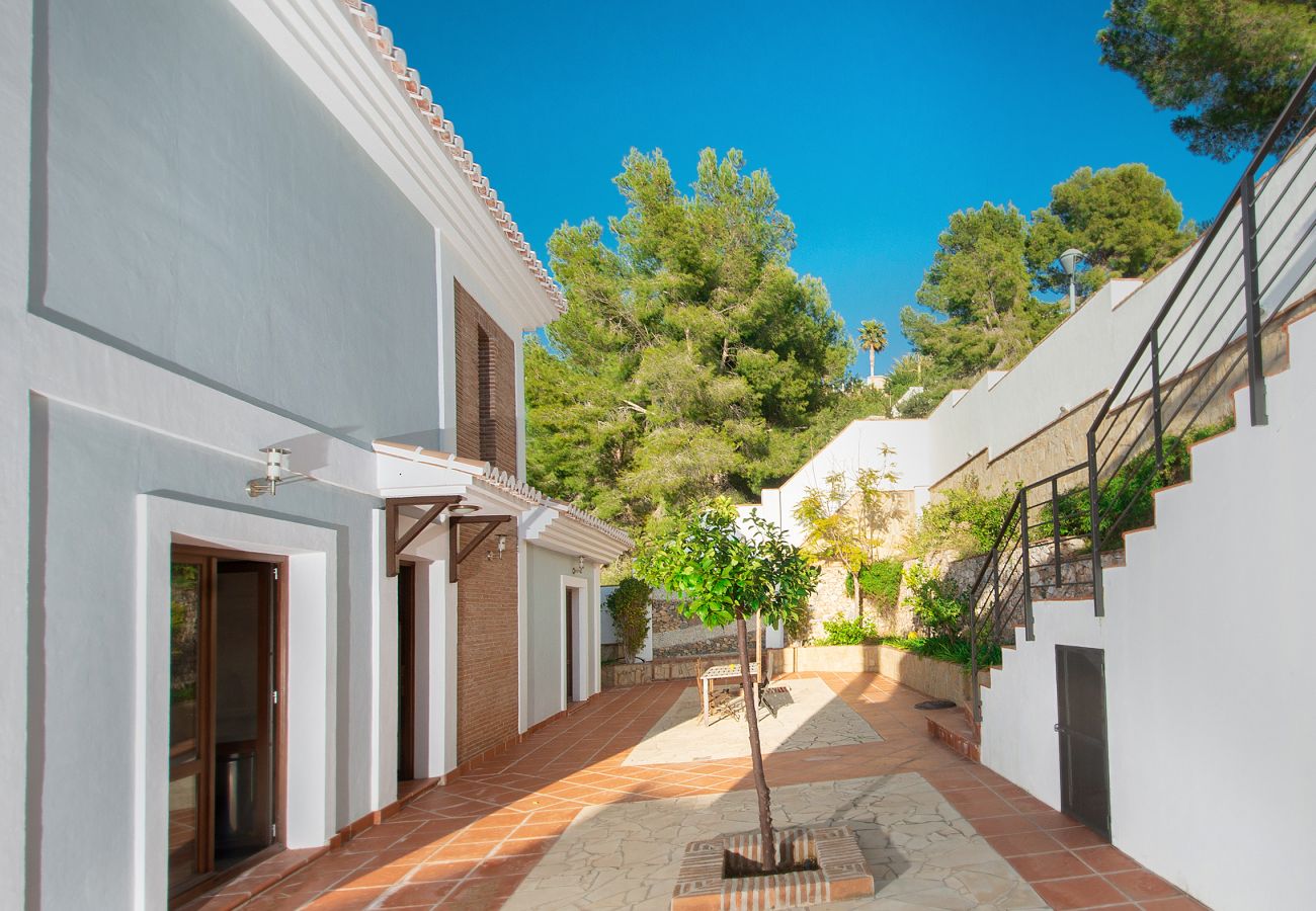 Villa en La Herradura - Impresionante villa de 5 dormitorios y 5 baños con impresionantes vistas y piscina infinita.