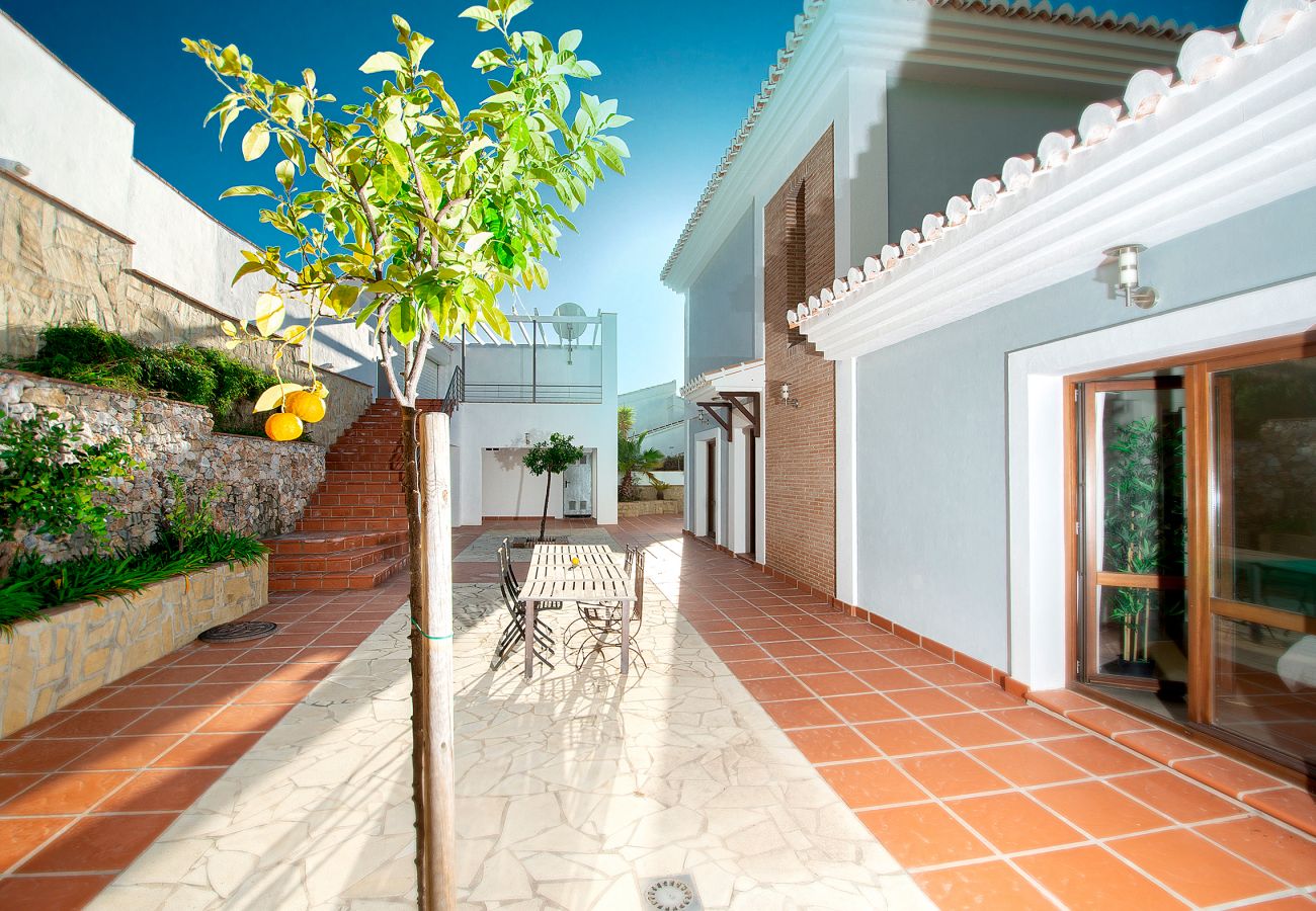 Villa en La Herradura - Impresionante villa de 5 dormitorios y 5 baños con impresionantes vistas y piscina infinita.