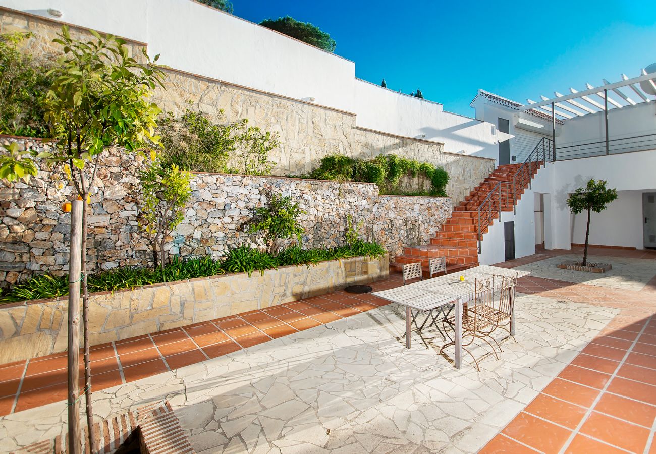 Villa en La Herradura - Impresionante villa de 5 dormitorios y 5 baños con impresionantes vistas y piscina infinita.