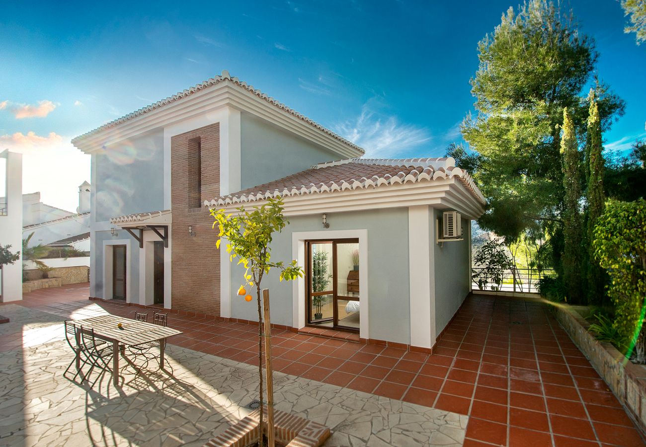 Villa en La Herradura - Impresionante villa de 5 dormitorios y 5 baños con impresionantes vistas y piscina infinita.