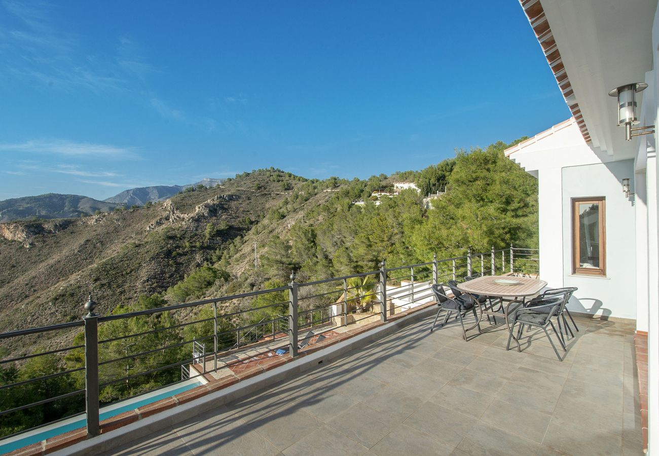 Villa en La Herradura - Impresionante villa de 5 dormitorios y 5 baños con impresionantes vistas y piscina infinita.