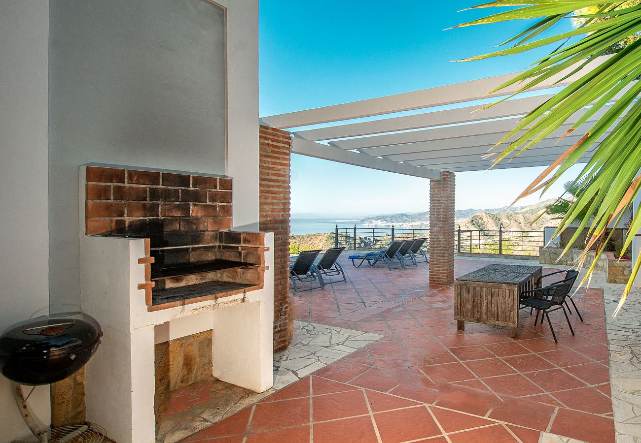 Villa en La Herradura - Impresionante villa de 5 dormitorios y 5 baños con impresionantes vistas y piscina infinita.