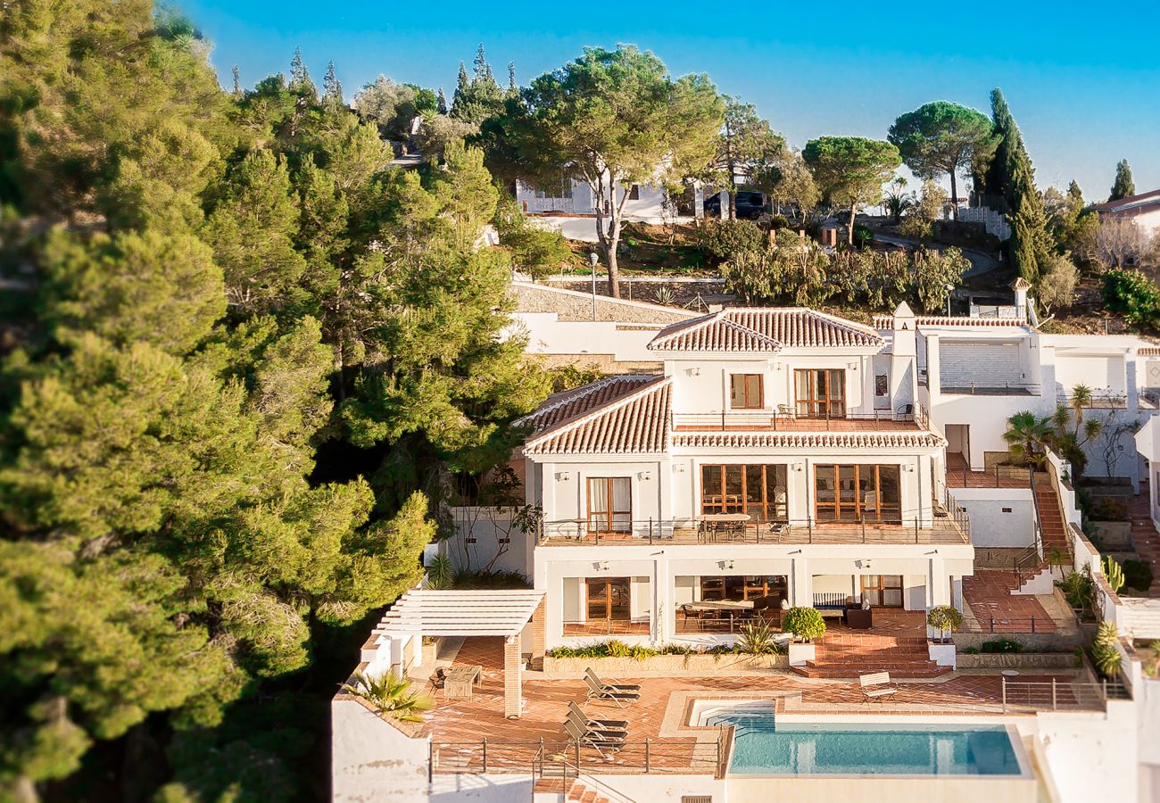 Villa en La Herradura - Impresionante villa de 5 dormitorios y 5 baños con impresionantes vistas y piscina infinita.
