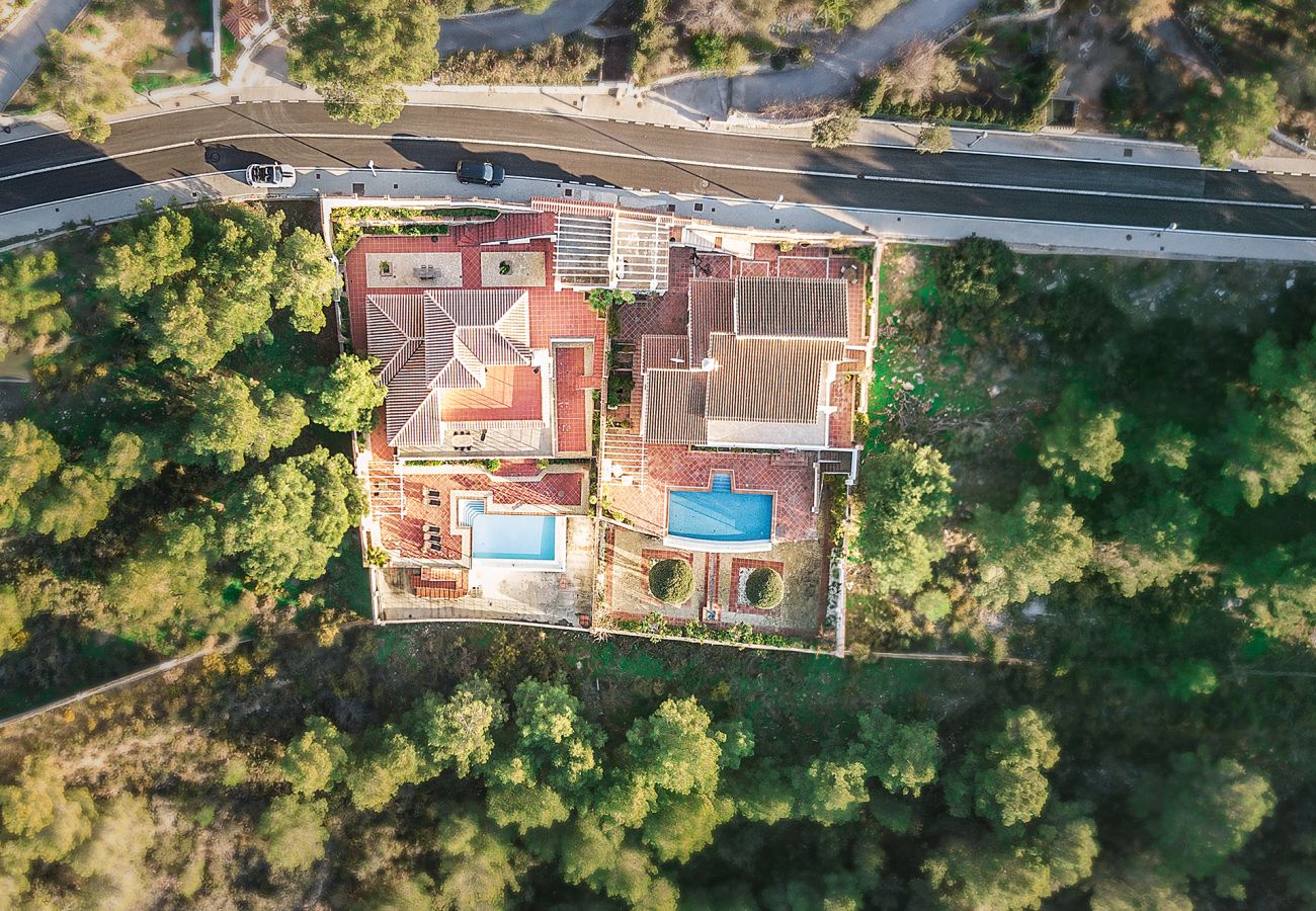 Villa en La Herradura - Impresionante villa de 5 dormitorios y 5 baños con impresionantes vistas y piscina infinita.