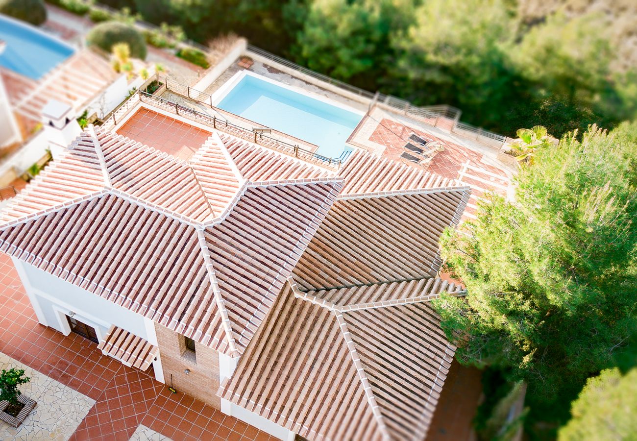 Villa en La Herradura - Impresionante villa de 5 dormitorios y 5 baños con impresionantes vistas y piscina infinita.