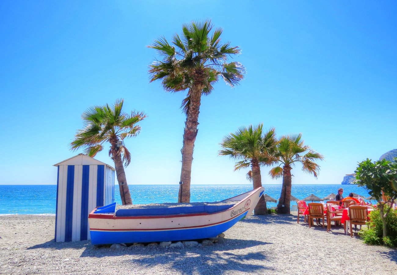 Villa en La Herradura - Impresionante villa de 5 dormitorios y 5 baños con impresionantes vistas y piscina infinita.
