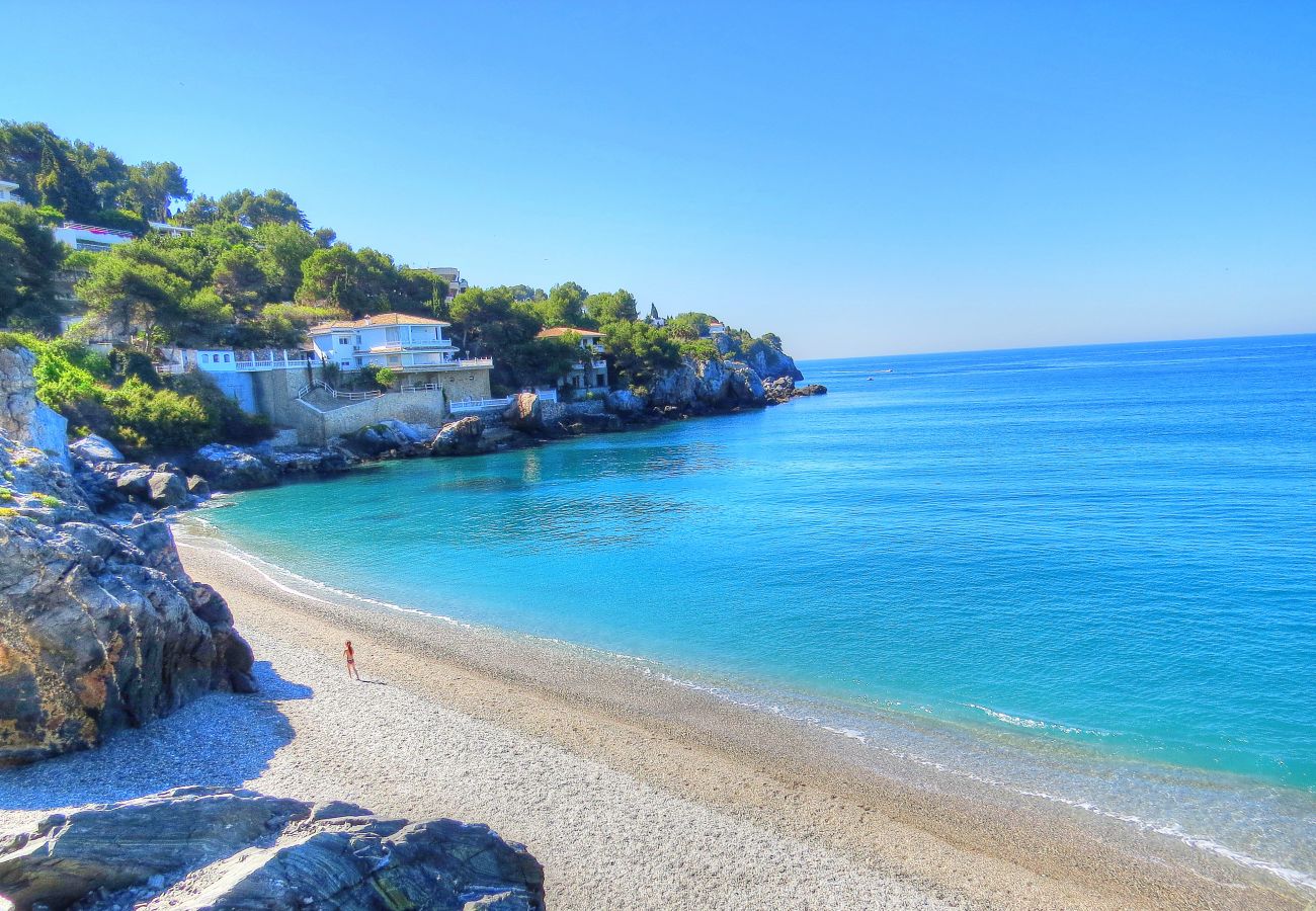 Villa en La Herradura - Impresionante villa de 5 dormitorios y 5 baños con impresionantes vistas y piscina infinita.