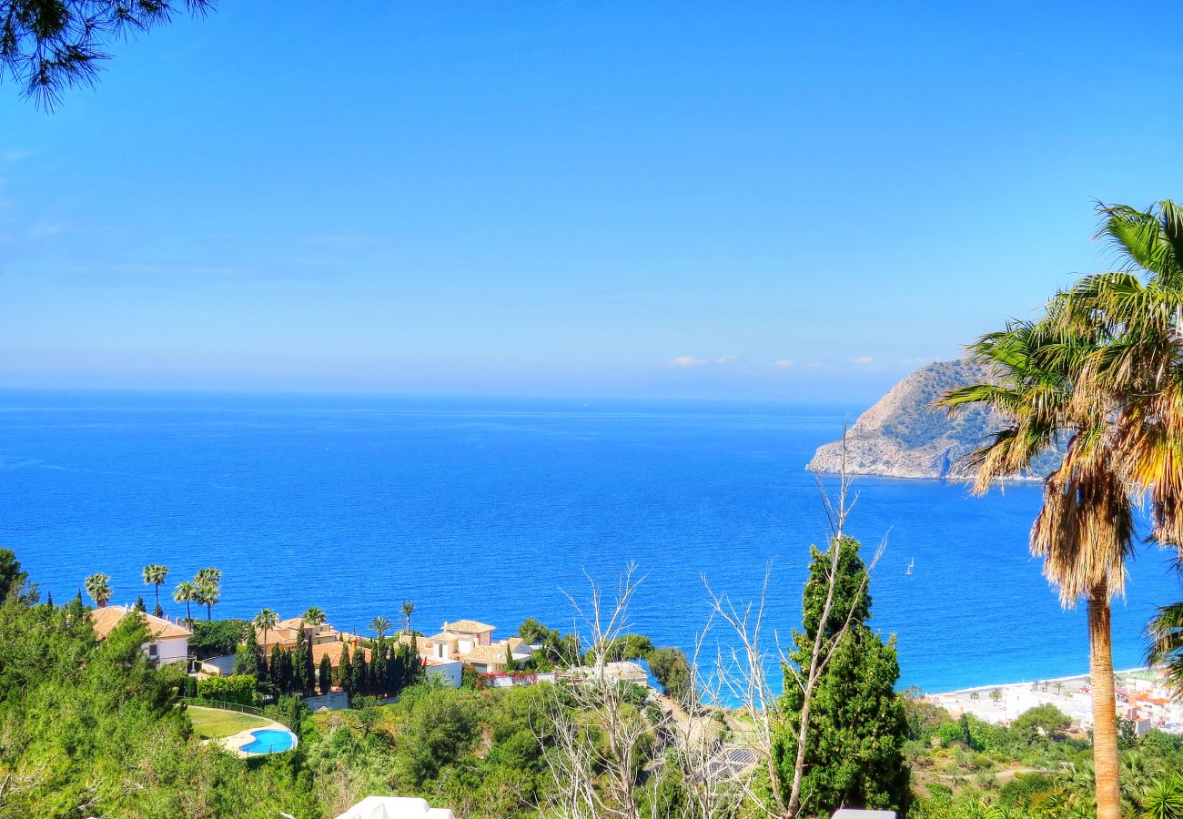 Villa en La Herradura - Impresionante villa de 5 dormitorios y 5 baños con impresionantes vistas y piscina infinita.