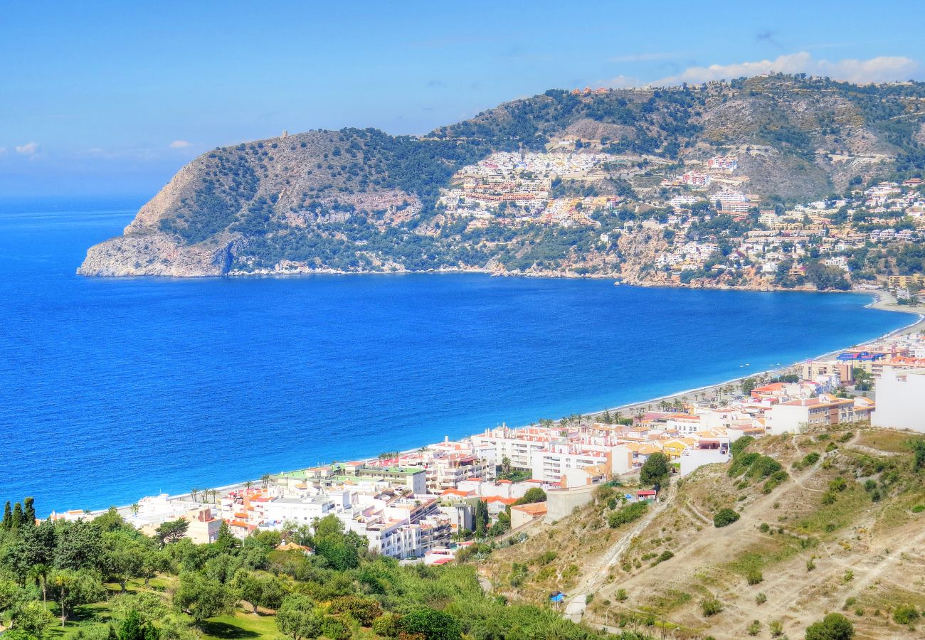 Villa en La Herradura - Impresionante villa de 5 dormitorios y 5 baños con impresionantes vistas y piscina infinita.