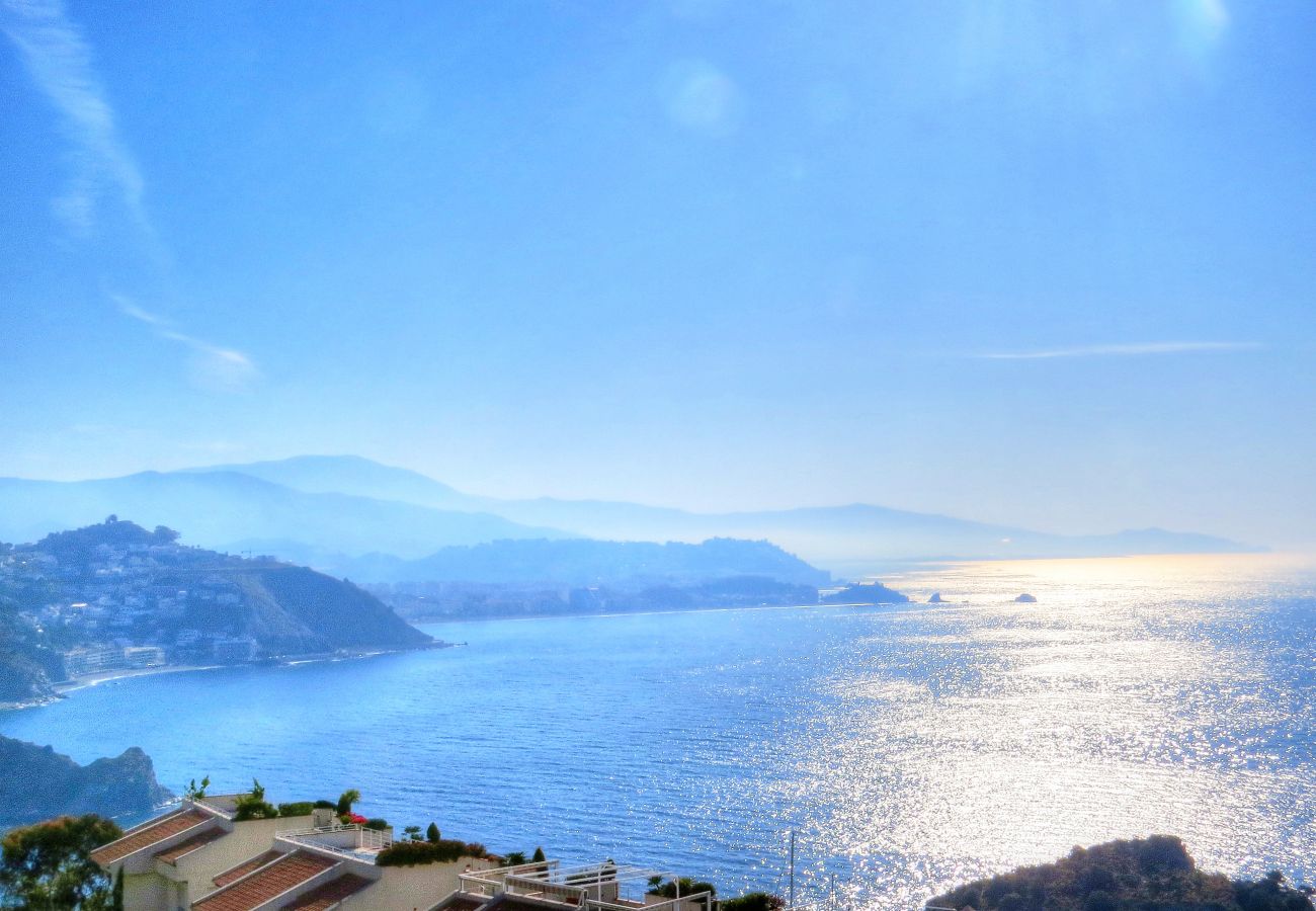 Villa en La Herradura - Impresionante villa de 5 dormitorios y 5 baños con impresionantes vistas y piscina infinita.
