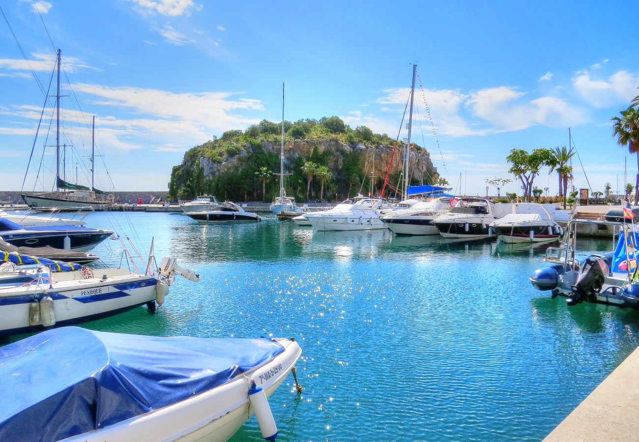 Villa en La Herradura - Impresionante villa de 5 dormitorios y 5 baños con impresionantes vistas y piscina infinita.