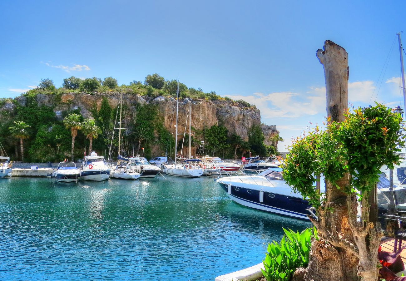 Villa en La Herradura - Impresionante villa de 5 dormitorios y 5 baños con impresionantes vistas y piscina infinita.