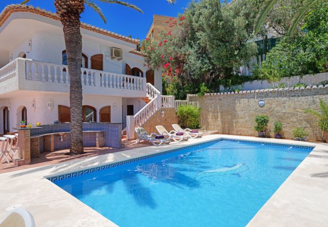 Villa en La Herradura - Encantadora casa tradicional española de 6 dormitorios con impresionantes vistas y piscina privada climatizada